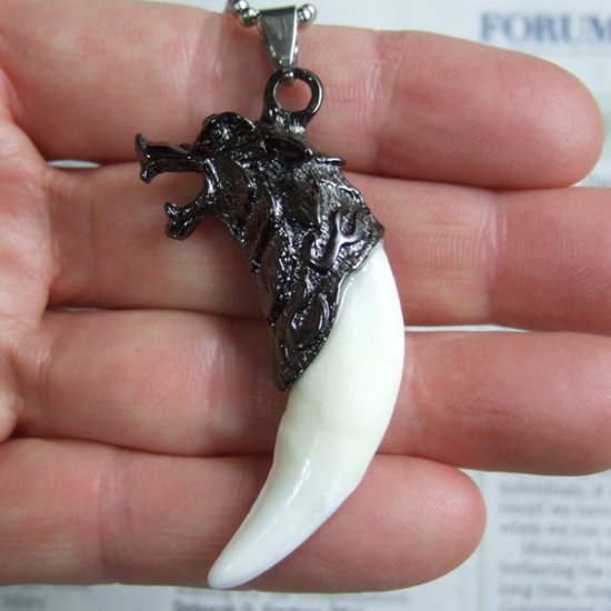【表示現品】メタルキャップ付狼牙（ダークメタル/白）ペンダント　大サイズ - WTN-15031