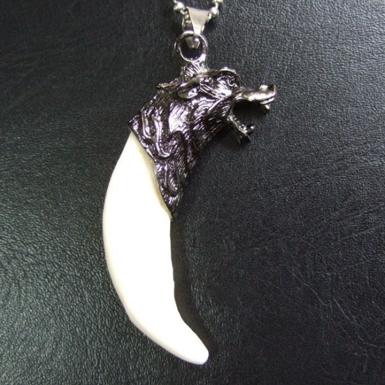 【表示現品】メタルキャップ付狼牙（ダークメタル/白）ペンダント - WTN-15033