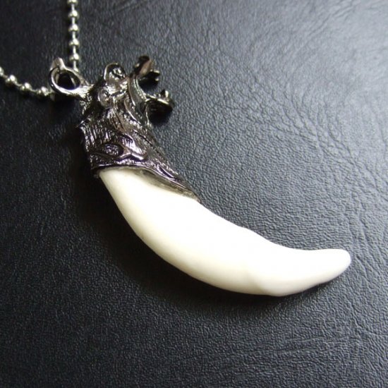 【表示現品】メタルキャップ付狼牙（ダークメタル/白）ペンダント - WTN-15033