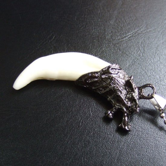 【表示現品】メタルキャップ付狼牙（ダークメタル/白）ペンダント - WTN-15033