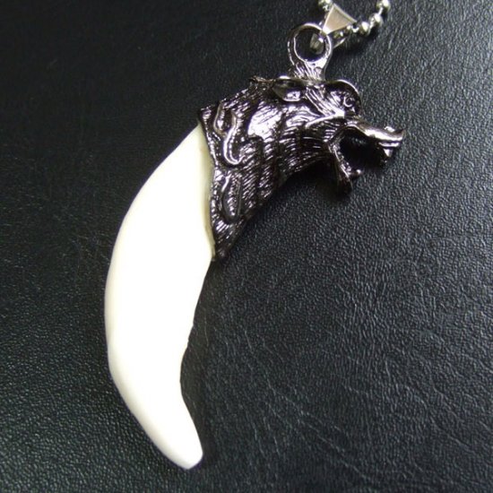 【表示現品】メタルキャップ付狼牙（ダークメタル/白）ペンダント - WTN-15033