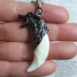 【表示現品】メタルキャップ付狼牙(ダークメタル/白)ペンダント - WTN-15033 【表示現品】メタルキャップ付狼牙(ダークメタル/白)ペンダント - WTN-15033