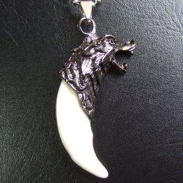 【表示現品】メタルキャップ付狼牙(ダークメタル/白)ペンダント - WTN-15034 【表示現品】メタルキャップ付狼牙(ダークメタル/白)ペンダント - WTN-15034