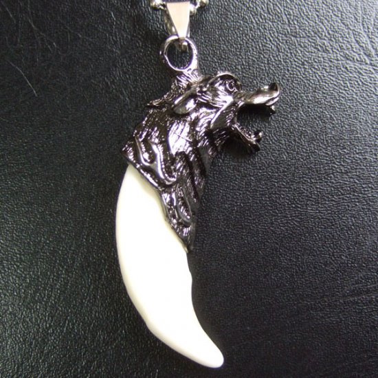 【表示現品】メタルキャップ付狼牙（ダークメタル/白）ペンダント - WTN-15034