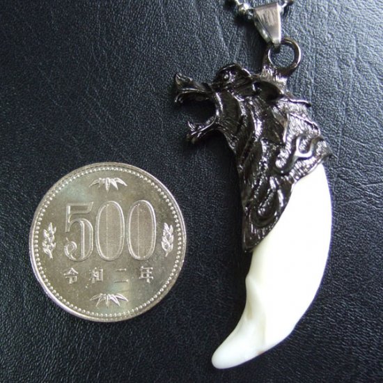 【表示現品】メタルキャップ付狼牙（ダークメタル/白）ペンダント - WTN-15034