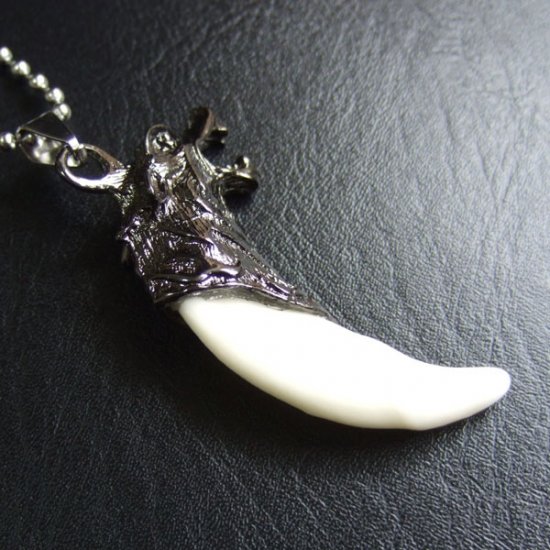 【表示現品】メタルキャップ付狼牙（ダークメタル/白）ペンダント - WTN-15034