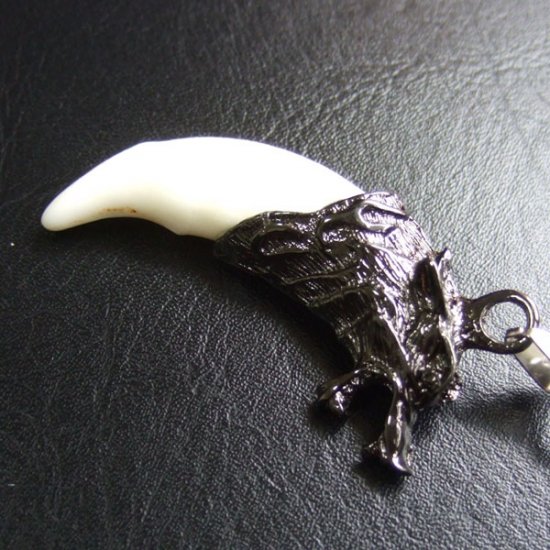 【表示現品】メタルキャップ付狼牙（ダークメタル/白）ペンダント - WTN-15034