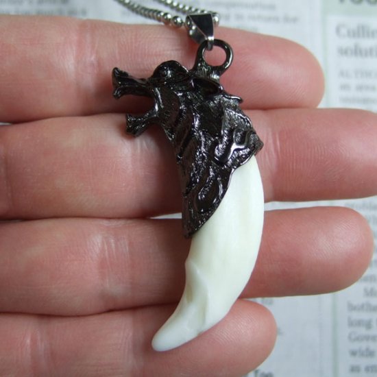 【表示現品】メタルキャップ付狼牙（ダークメタル/白）ペンダント - WTN-15034