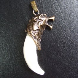 【表示現品】メタルキャップ付狼牙(ブロンズ/白)ペンダント - WTN-15036 【表示現品】メタルキャップ付狼牙(ブロンズ/白)ペンダント - WTN-15036