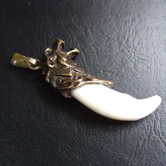 【表示現品】メタルキャップ付狼牙（ブロンズ/白）ペンダント - WTN-15036