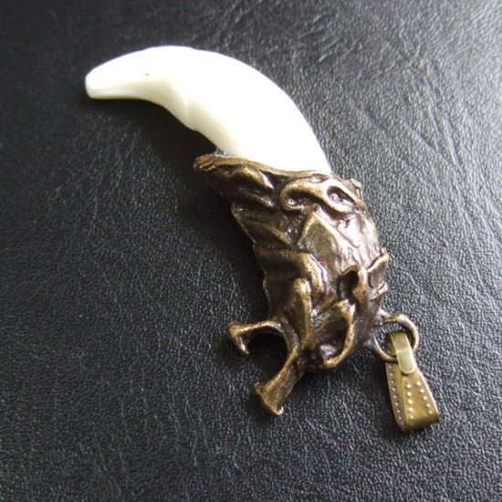 【表示現品】メタルキャップ付狼牙（ブロンズ/白）ペンダント - WTN-15036