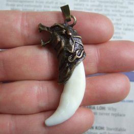 【表示現品】メタルキャップ付狼牙(ブロンズ/白)ペンダント - WTN-15036 【表示現品】メタルキャップ付狼牙(ブロンズ/白)ペンダント - WTN-15036