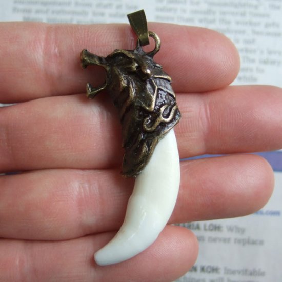 【表示現品】メタルキャップ付狼牙（ブロンズ/白）ペンダント - WTN-15036