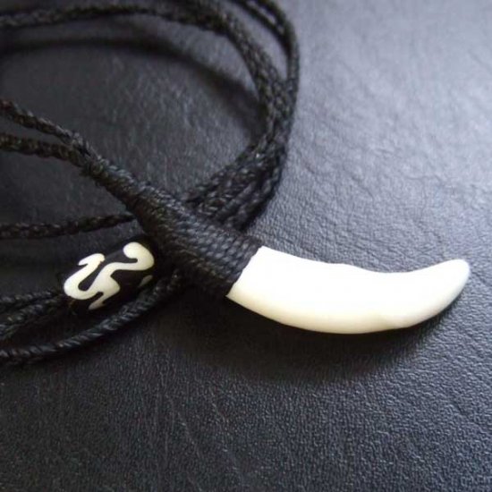 【表示現品】狼牙編み込みネックレス＜黒色コード　中サイズ＞ - WTN-15078