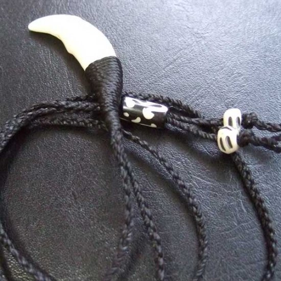 【表示現品】狼牙編み込みネックレス＜黒色コード　中サイズ＞ - WTN-15078