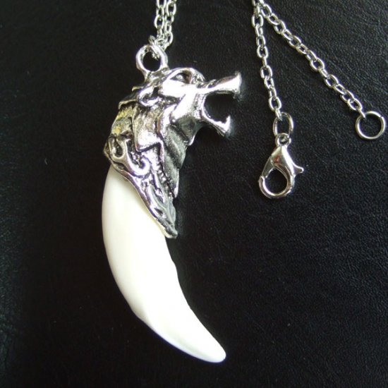 メタルキャップ付狼牙（ライトシルバー/白）ペンダント - WTN15010