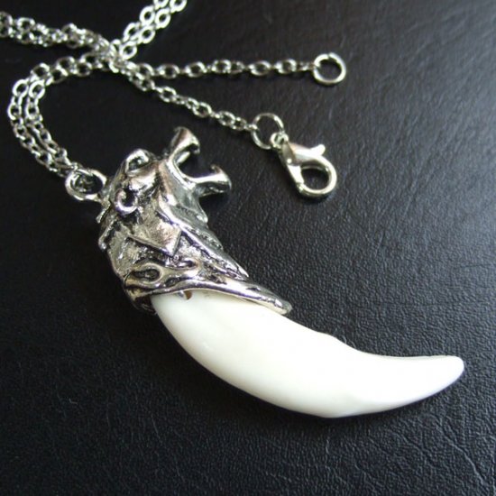 メタルキャップ付狼牙（ライトシルバー/白）ペンダント - WTN15010