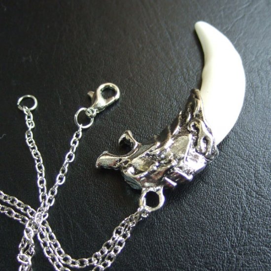 メタルキャップ付狼牙（ライトシルバー/白）ペンダント - WTN15010