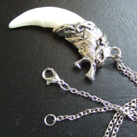 メタルキャップ付狼牙（ライトシルバー/白）ペンダント - WTN15010