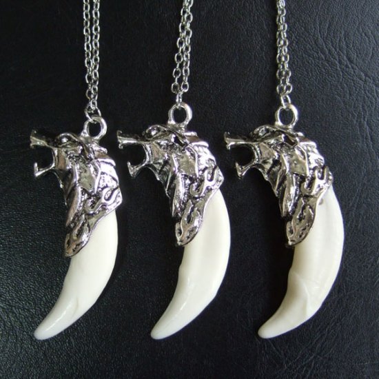 メタルキャップ付狼牙（ライトシルバー/白）ペンダント - WTN15010