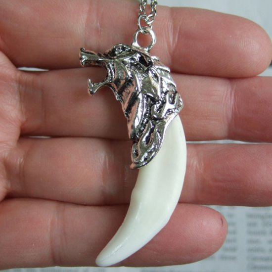 メタルキャップ付狼牙（ライトシルバー/白）ペンダント - WTN15010