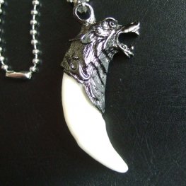 メタルキャップ付狼牙（ダークメタル/白）ペンダント - WTN15011