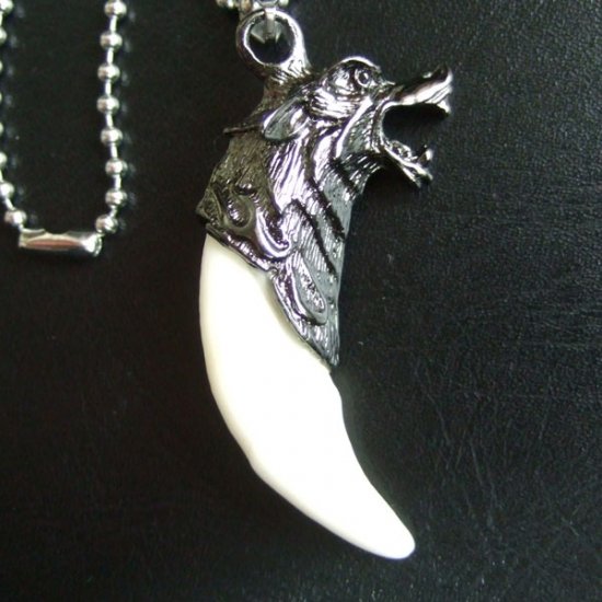 メタルキャップ付狼牙（ダークメタル/白）ペンダント - WTN15011