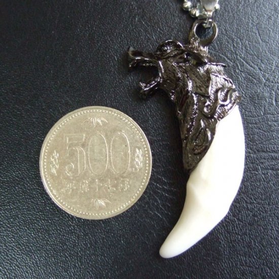 メタルキャップ付狼牙（ダークメタル/白）ペンダント - WTN15011