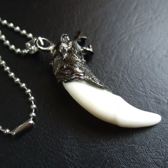 メタルキャップ付狼牙（ダークメタル/白）ペンダント - WTN15011