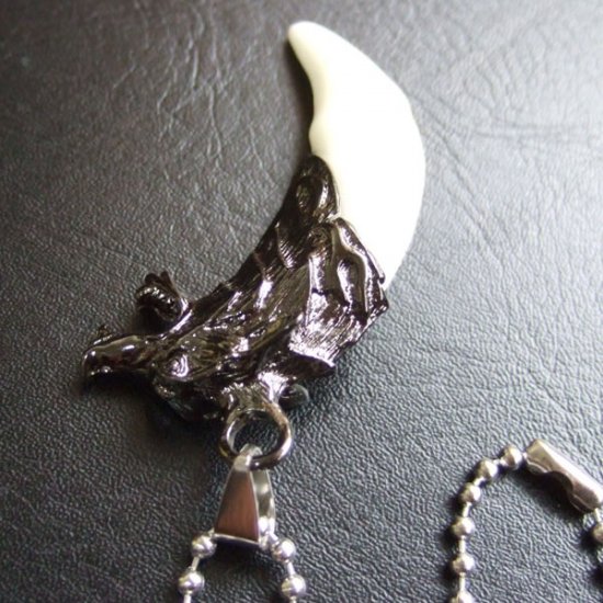 メタルキャップ付狼牙（ダークメタル/白）ペンダント - WTN15011