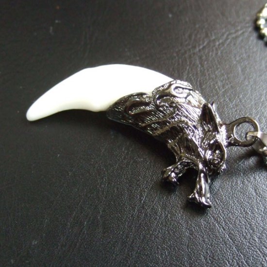 メタルキャップ付狼牙（ダークメタル/白）ペンダント - WTN15011