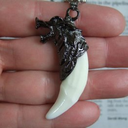 メタルキャップ付狼牙（ダークメタル/白）ペンダント - WTN15011